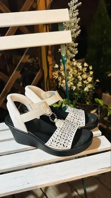 Skechers 레이스 디자인 샌들