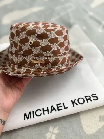 마이클코어스 MK 로고 버킷 햇