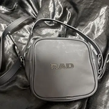 RAD 블랙 숄더백