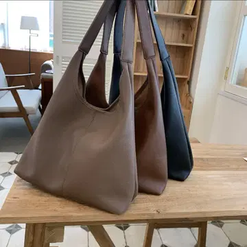 BLATE 파우치가 포함된 고급 숄더백 모카