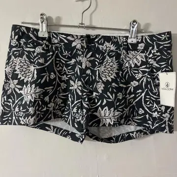 VOLCOM 꽃무늬 숏팬츠 택 포함 새상품