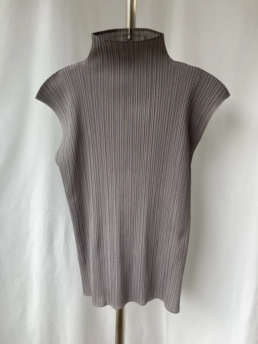 Like new) Pleats Please Turtleneck Sleeveless Top Gray