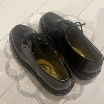 오리엔탈 트래픽 블랙 가죽 통굽 레이스업 슈즈