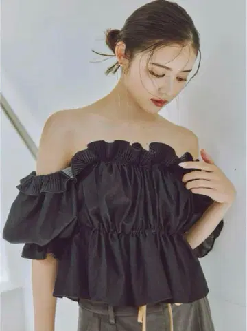 새상품 SNIDEL 스나이델 데님 개더 오프숄더 블라우스 볼륨