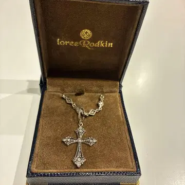 로리 로드킨 크로스 다이아 목걸이