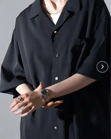 드레이프감 있는 오픈 카라 반팔 셔츠 유니섹스 블랙 반팔 셔츠