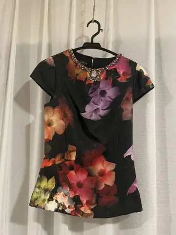 TED BAKER 플라워 프린트 반팔 상의