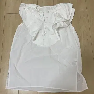 마챠트 프릴이 달린 화이트 슬리브리스 셔츠 F