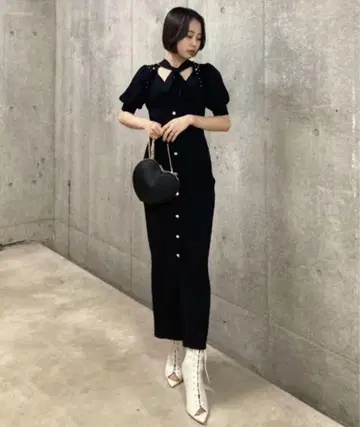 rienda 2WAY 넥 리본 모조 진주 니트 원피스 블랙