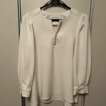 La boutique BonBon 화이트 긴팔 블라우스