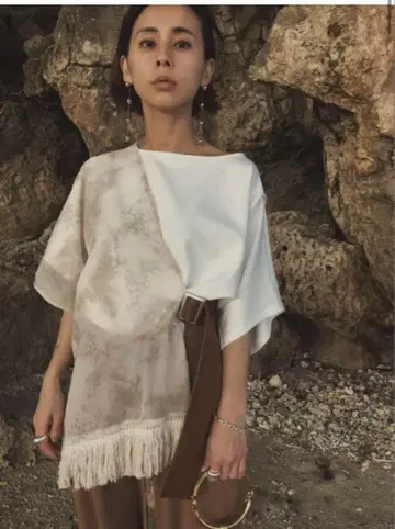 새상품급 AMERI CLOUDY PYTHON TOP