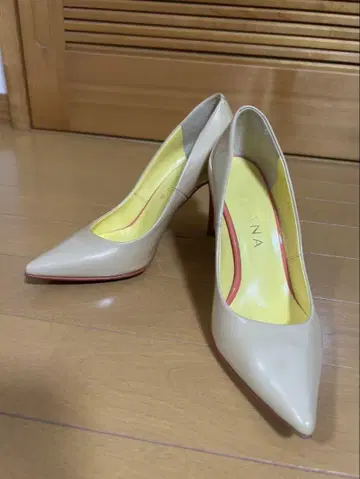 DIANA 베이지 스틸레토 하이힐 22.5cm