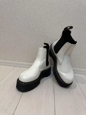 Dr. Martens 화이트 첼시 부츠