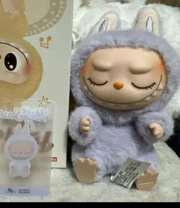 Labubu have a seat 앉아 있는 라부 보라색 ZIZI