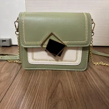 그린과 화이트 숄더백