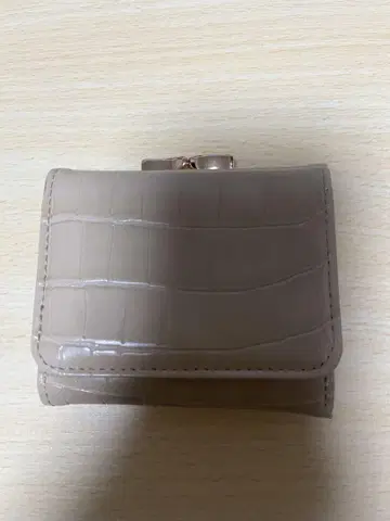 베이지 악어 엠보싱 3단 폴더형 지갑