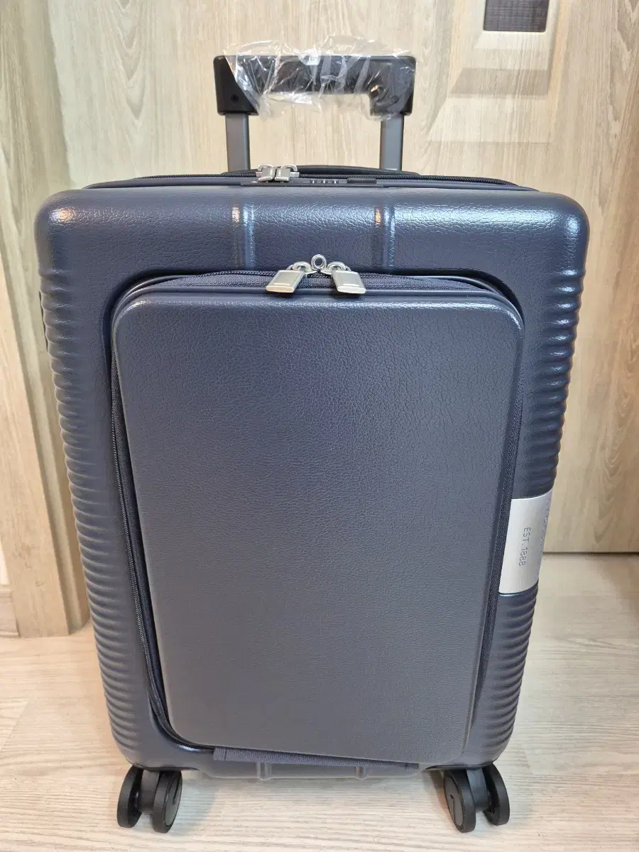 National Geographic Carrier Camel 20-inch Carry-on New Product (Navy)