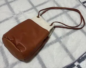 뷔르데사봉 복조리 숄더백