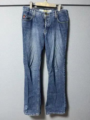 부츠 컷 데님