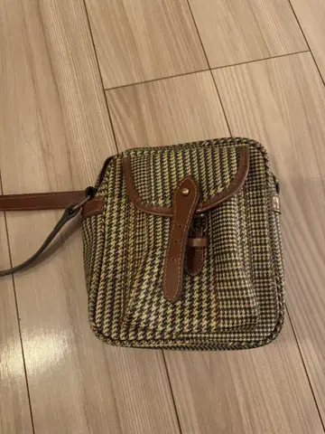 폴로 체크 무늬 바디백