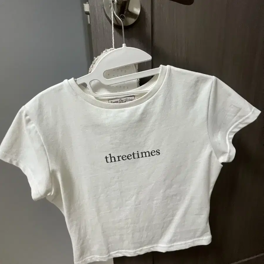 [ThreeTimes] Heart cross tee ★韓国ブランド threetimes】韓国の人気 ☆ Heart cross tee 半袖 Tシャツ 2色