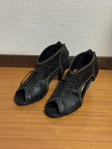 쉐어 스피릿 오픈토 스터드 샌들