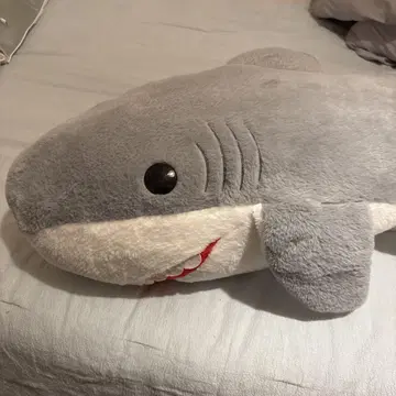 상어 모양의 큰 봉제 인형 그레이