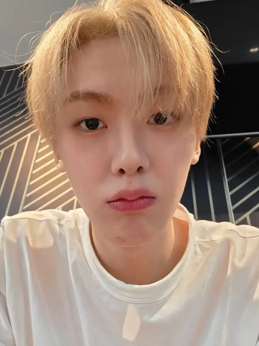 윤산하 싸인 폴라로이드 양도해요