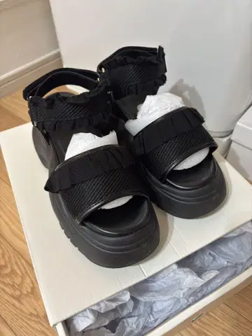 프릴이 달린 통굽 샌들 블랙 M