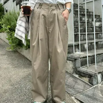 SOUNDS GOOOOD 턱이 있는 와이드 그루카 치노 팬츠