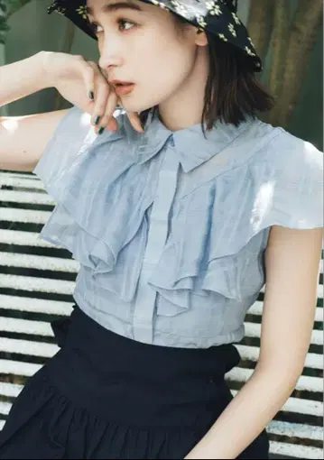 LilyBrown 릴리 브라운 프릴 칼라 블라우스