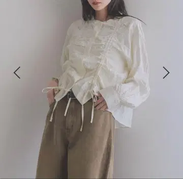 LOWRYS FARM 프론트 셔링 블라우스