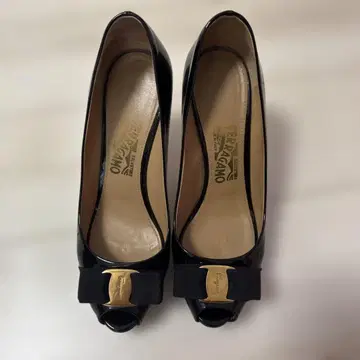 페라가모 블랙 오픈토 펌프스