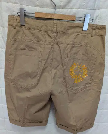 발리 게이트스 베이지 숏 팬츠 자수 로고 포함