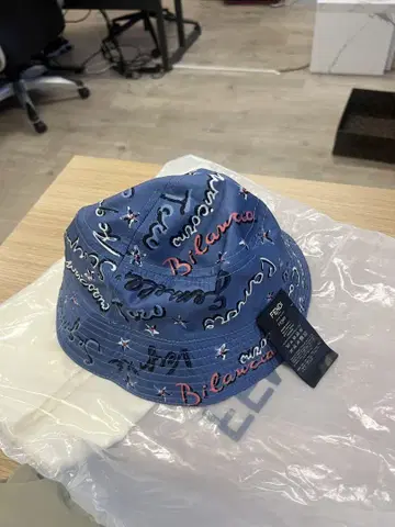 버킷 햇 파랑 문자 프린트