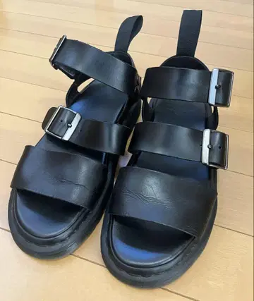 합성 피혁 스트랩 샌들 블랙