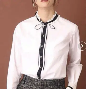 완판템 미사용 새상품 DRESSTERIOR 바이컬러 프릴 넥 블라우스