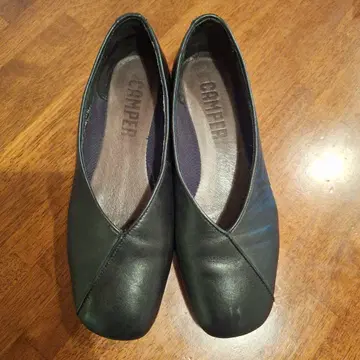 Camper 블랙 가죽 플랫슈즈
