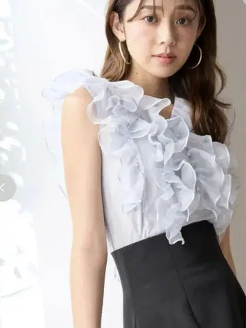 스나이델 슬리브리스 프릴 블라우스