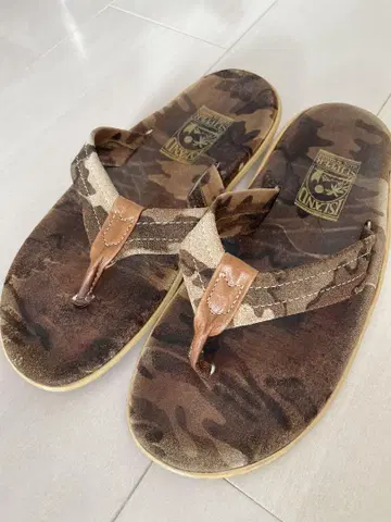 ISLAND SLIPPER 카모 패턴 샌들 사이즈 8