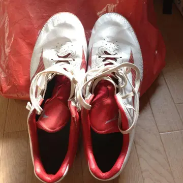 Mizuno 화이트/레드 스파이크 슈즈
