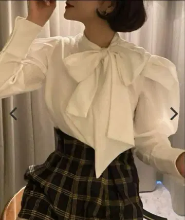 비비 . 리본 커프스 블라우스