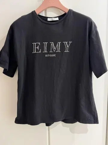 eimy 스터드 로고 티셔츠 블랙