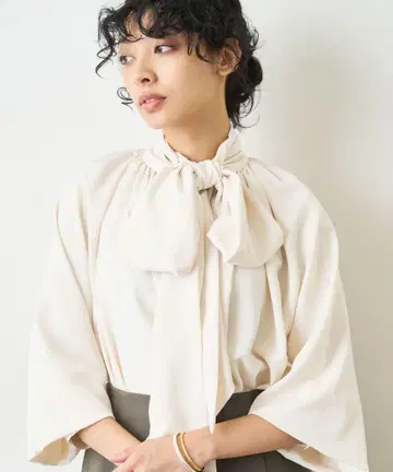 새상품급 래글런 보타이 블라우스