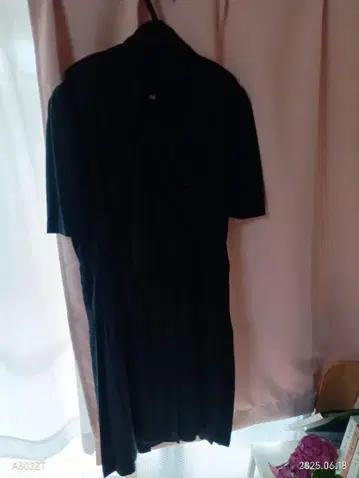 블랙 리본 포함 반팔 무릎 기장 원피스