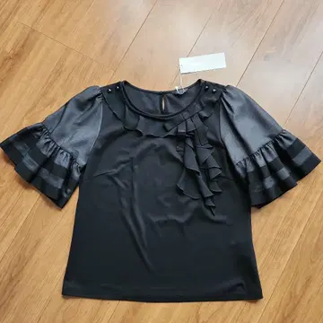 새상품 TO BE CHIC 프릴이 달린 블랙 반팔 상의 40