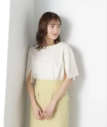 인사이드 슬릿 티셔츠 내추럴 뷰티 베이직 화이트
