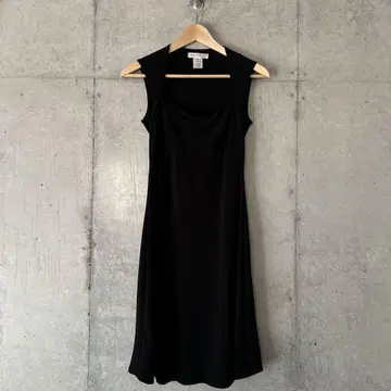 WHITE BLACK 슬리브리스 무릎 기장 원피스 블랙