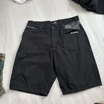 Subciety 블랙 페이즐리 무늬 숏 팬츠