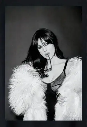 Monica Bellucci 모니카 벨루치 티셔츠 패션 모델